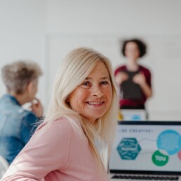 Consultant advising retirees on work from home opportunities.