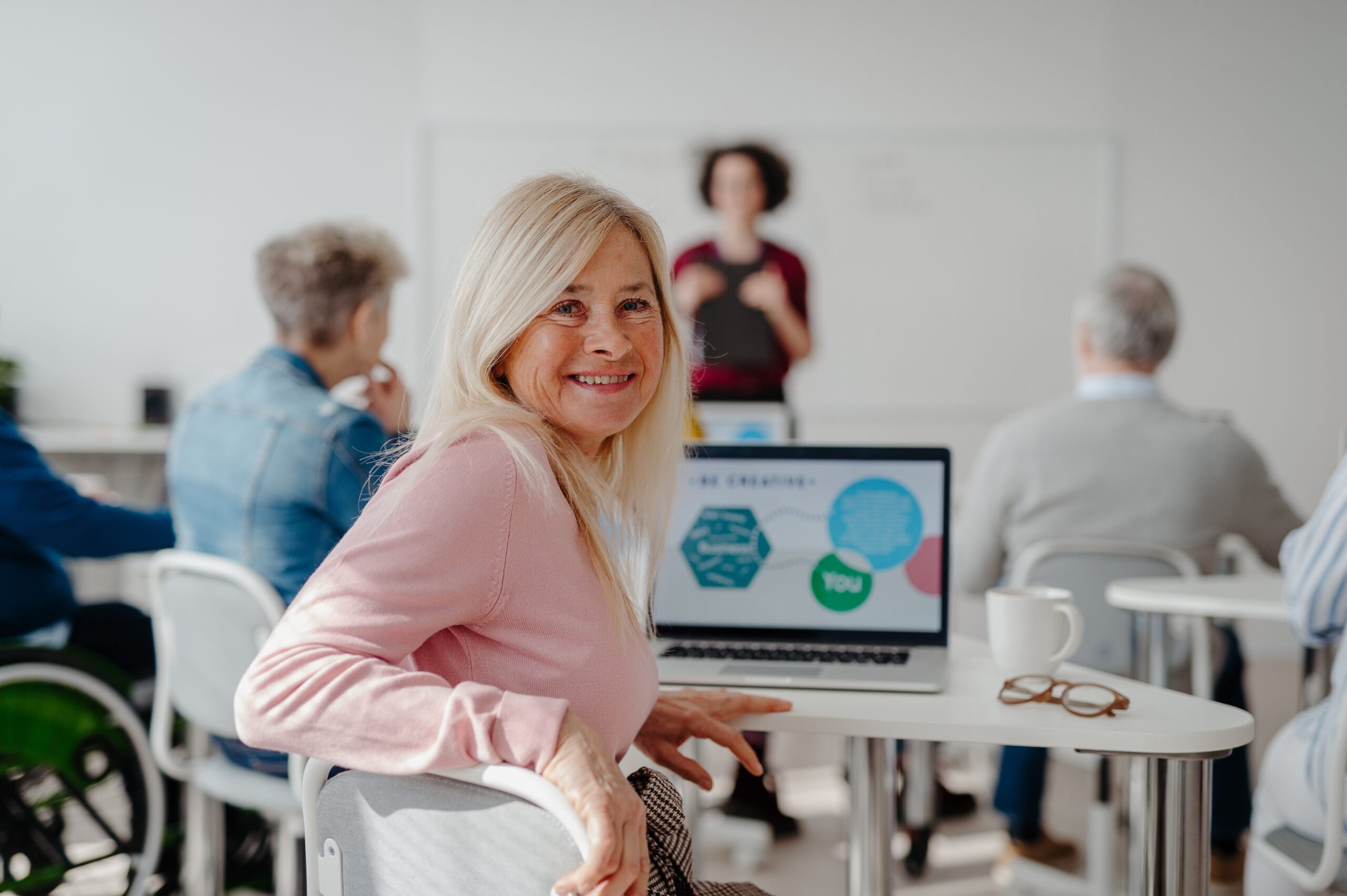 Consultant advising retirees on work from home opportunities.